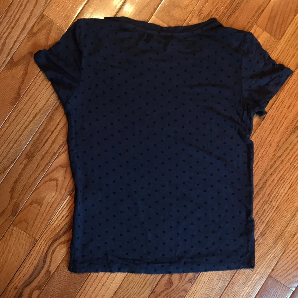 American Eagle blue polka dot cropped shirt
